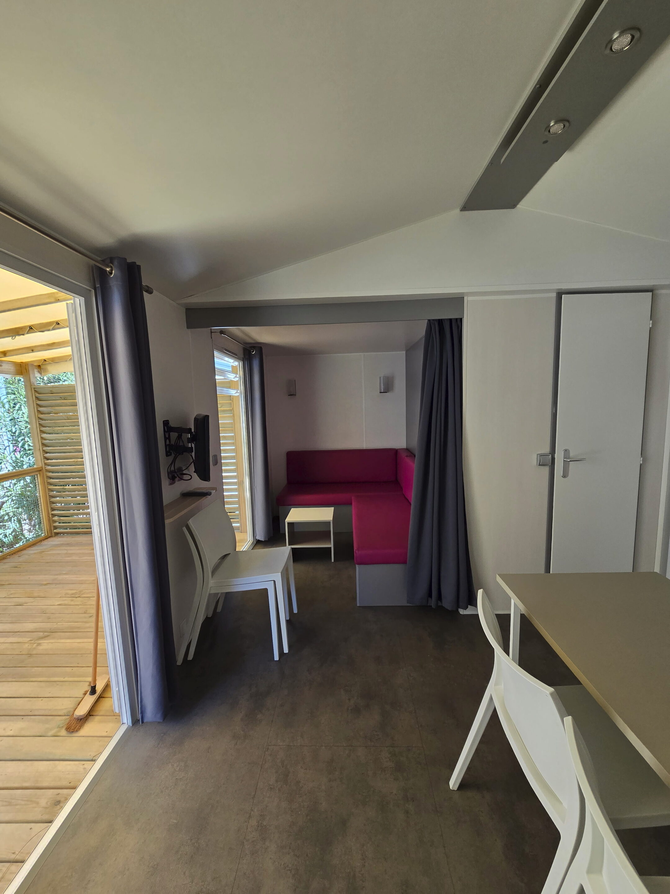 Camping les Oliviers - Hébergements et Emplacements